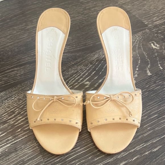 CHANEL Shoes - Chanel beige S/S 2005 interlocking cc logo sandal heels